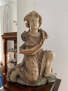 Drewniany archanioł - rzeźba z polichromią