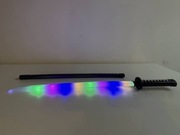 Zabawkowa czarna świecąca katana