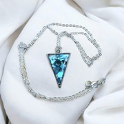 Naszyjnik z muszlami skruszonymi zatopionymi w żywicy – ręcznie wykonany