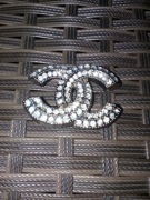 Broszka z logo Chanel