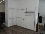 system rurowy owalny chromowany z półkami i ramionami sklepu odzieżowego