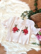 Biały prążkowany croptop z krótkim rękawem w róże 38M,