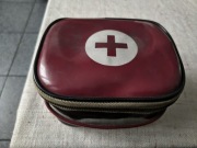 Apteczka samochodowa – wyposażenie z epoki  – kolekcjonerska