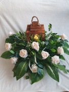 Stroik na grób cmentarz róże kremowe białe ecru lampion wieniec led znicz