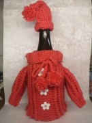 Stojak na wino ubranko na butelkę z czapeczką. 