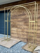 Stelaż dekoracyjny złoty z łukiem brama postument