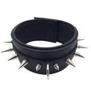 Obroża typu Bulldog Krótkie ćwieki i zapięcie na kłódkę Świetny detal