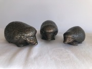 Trzy brązowe jeże – komplet figurek, ciężki odlew 2,7 kg