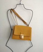 musztardowa torebka z łańcuszkiem 25x20 cm 