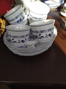 6 głębokich talerzy. 3 płaskie arcopal.6 filiżanek