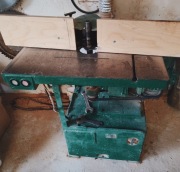 Frezarka dolnowrzecionowa z frezami