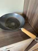 Garnek żelazny o średnicy około 28 cm