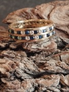 Pierścionek złoty z szafirami .