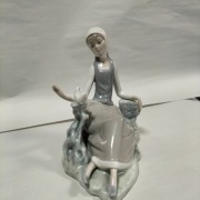Figurka Lladro, dziewczyna z gołębiem