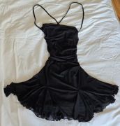 Czarna sukienka mini z wiązaniem na plecach