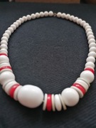 Naszyjnik,korale białe z czerwonymi elementami.