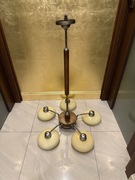 Imponujący żyrandol art deco