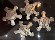 Zaślepki dekielki Audi A1 4 szt. OE 5x100 Audi 8X0601165 srebrne