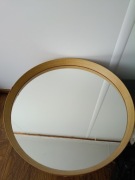 Duże okrągłe lustro w drewnianej ramie – styl vintage