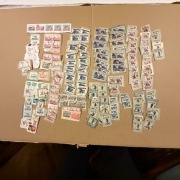 Znaczki na wycinkach ok 140 szt