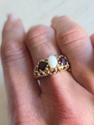 Stary pierscionek z opalem i granatami, złoty pierścionek