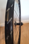 Koło przednie 29" Boost 15x110 Tubeless asymetryczna obręcz oklejone