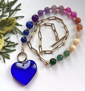 Naszyjnik z kolorowych kamieni i łańcuszka Pinterest duże serce chabrowe