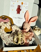 Pastelowa Radość – Zestaw Prezentowy dla Noworodka Dziewczynka Box Wyprawka