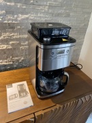 Przelewowy ekspres do kawy z żarnowym młynkiem BEEM