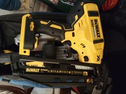 Gwoździarka DeWalt z gwoździami i baterią 