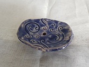 Niebieska mydelniczka ceramiczna z gliny niebieska ze wzorami