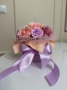 Box kwiatowy z kokardą na Dzień Babci urodziny 