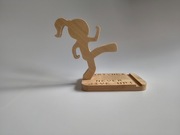 Drewniana podstawka na telefon z grawerem – Personalizowana