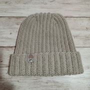 Czapka ręcznie robiona. W składzie włóczki wełna alpaki