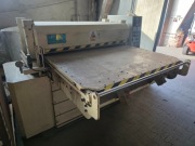 Prasa hydrauliczna z ruchomym stołem załadowczym