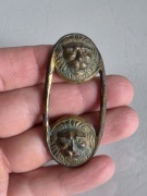 Antyczna klamra wojskowa z głowami lwów – okres napoleoński, 1800–1815 r.