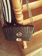 Torebka srednia czarna listonoszka M korss