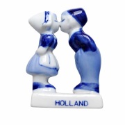 Figurka Delft Holandia – para całująca się, ceramika 7 cm