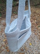 Duża torba na ramię zrobiona na szydełku biała z połyskiem srebra 