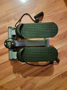 Stepper z ekspanderami do ćwiczeń i licznikiem.