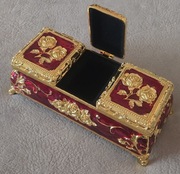 Piękna bogatozdobiona szkatułka metalowa włoska złocona w emalii. Paris