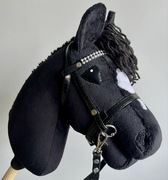 NOWY Hobby Horse A4 czarny z ogłowiem i wodzami w zestawie
