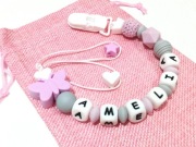 Personalizowana zawieszka do smoczka z imieniem w delikatnych liliowych 