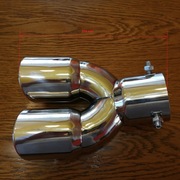 Tuning wydechu.  Nieużywana końcówka rury  wydechowej ze stali nierdzewnej.