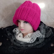 Szydełkowa czapka z wełny merino fuksja 