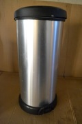 Kosz na śmieci CURVER METALIC - 40 litrów