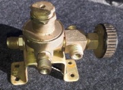 Reduktor ciśnienia instalacji tlenowej lub paliwowej samolotu wojskowego