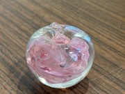 Śliczna szklana ozdoba przycisk do papieru