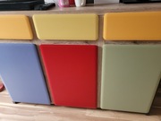 Meble - zestaw kolorowych mebli - komoda, szafa ubraniowa, półki wiszące