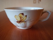 Pojedyncza filiżanka ze zdobieniami w zwierzątka